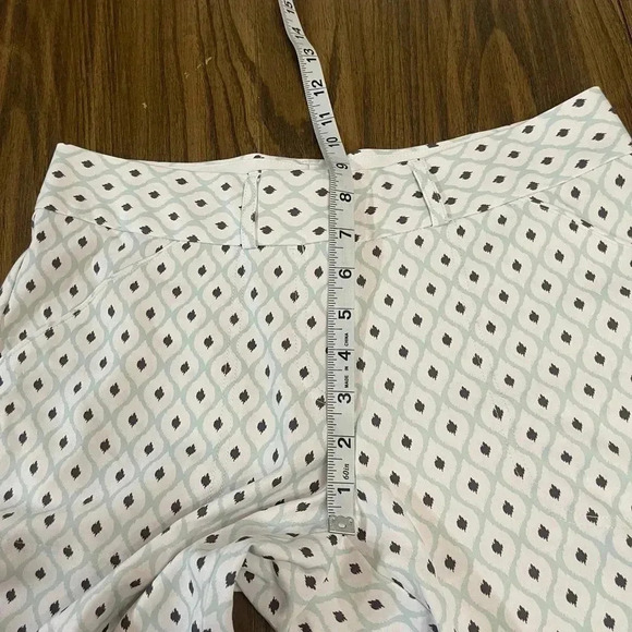 Peter Millar Wicking Performance Geometric Polyester Golf Shorts Women’s size 2 - Picture 10 of 12